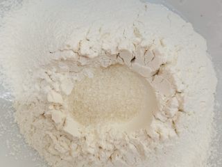 5、芝心土豆泥素菜披萨,加入白糖。