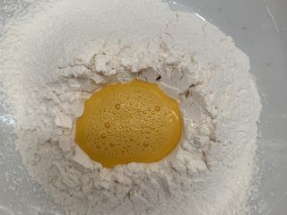 6、芝心土豆泥素菜披萨,鸡蛋液倒入面粉里。