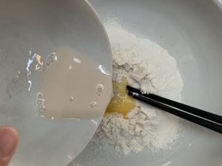 7、芝心土豆泥素菜披萨,酵母水搅拌均匀倒入面粉中。