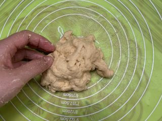 11、芝心土豆泥素菜披萨,搓泥巴一样把黄油揉进面团里。