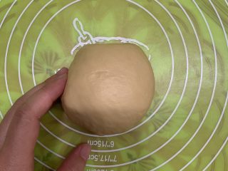 12、芝心土豆泥素菜披萨,再把面团整理成团。