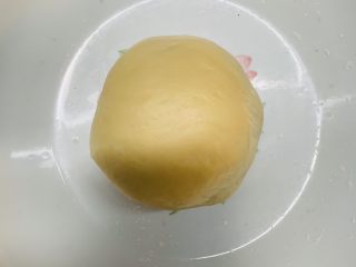 15、芝心土豆泥素菜披萨,整理好覆盖保鲜膜发酵两倍大。