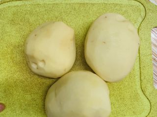 17、芝心土豆泥素菜披萨,洗净去皮。