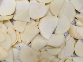 18、芝心土豆泥素菜披萨,切薄片倒入蒸笼中。放上布垫避免水汽太多。