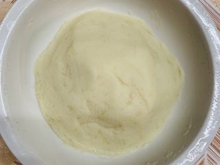 21、芝心土豆泥素菜披萨,来回碾压没有大颗粒就可以了。