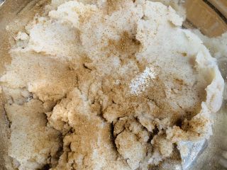 22、芝心土豆泥素菜披萨,撒五香粉。