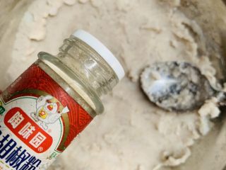 23、芝心土豆泥素菜披萨,搅拌均匀再撒白胡椒粉。