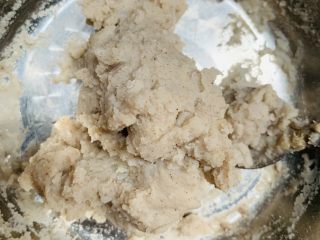 24、芝心土豆泥素菜披萨,搅拌均匀备用。