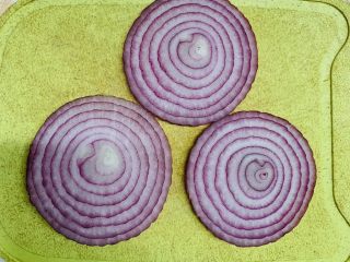 25、芝心土豆泥素菜披萨,洋葱整个切片圈，