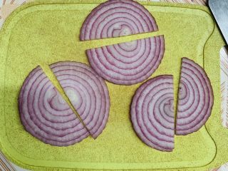 26、芝心土豆泥素菜披萨,中间切一刀就成条了。