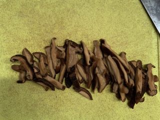 27、芝心土豆泥素菜披萨,香菇洗净沥干水份切丝备用。