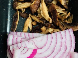 29、芝心土豆泥素菜披萨,倒入香菇和洋葱。