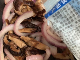 30、芝心土豆泥素菜披萨,炒1分钟去生后倒入食盐。