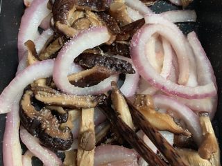 31、芝心土豆泥素菜披萨,翻炒均匀再继续翻炒至全熟。