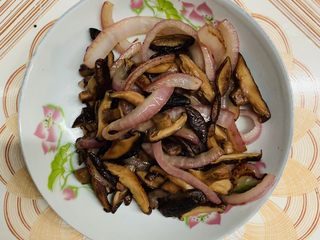 32、芝心土豆泥素菜披萨,盛出备用。