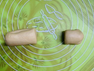 34、芝心土豆泥素菜披萨,放案板揉搓排气切下1/3。