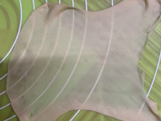 35、芝心土豆泥素菜披萨,用大块的面团取一半擀成薄皮，一定要很薄那种。