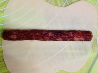 39、芝心土豆泥素菜披萨,同样的方法把腊肠条包起来。