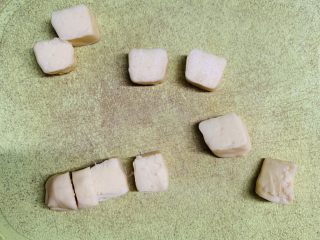 40、芝心土豆泥素菜披萨,芝士块切2厘米厚的小块。