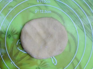 42、芝心土豆泥素菜披萨,剩余面团揉圆按扁。