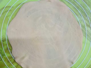 43、芝心土豆泥素菜披萨,擀成8寸大小。