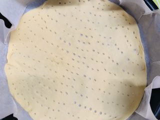 44、芝心土豆泥素菜披萨,铺在模具上插满小孔。