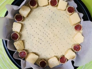 45、芝心土豆泥素菜披萨,饼底外圈间隔铺上芝士块和腊肠块。