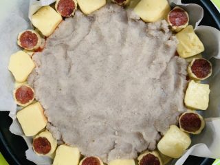 47、芝心土豆泥素菜披萨,铺上土豆泥，用手轻轻铺平。