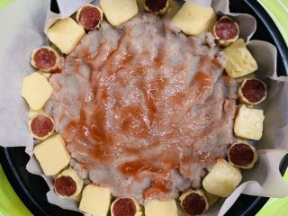 48、芝心土豆泥素菜披萨,再刷一层番茄酱。