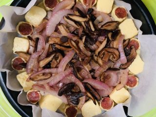 49、芝心土豆泥素菜披萨,均匀铺上香菇和洋葱。