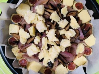 50、芝心土豆泥素菜披萨,撒上芝士碎。