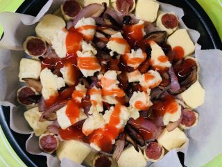 51、芝心土豆泥素菜披萨,再淋上一层番茄酱。