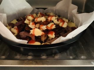 52、芝心土豆泥素菜披萨,烤箱200℃预热8分钟。
