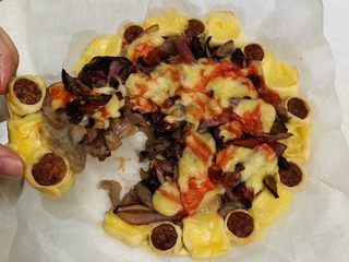 55、芝心土豆泥素菜披萨,简单剪米字把披萨剪开，取一块可以看到很丰富的层次。