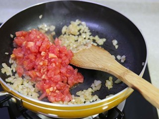 3、黑椒牛肉披萨,加入去皮切碎的番茄碎