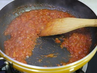 10、黑椒牛肉披萨,翻炒至浓稠，披萨酱就炒好啦