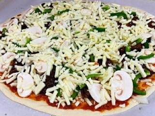 23、黑椒牛肉披萨,再撒上一层芝士(上层至芝士要比下层多哦)