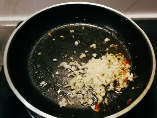 6、广州肠粉,锅中底油继续加热 放入蒜末 煸炒出香味