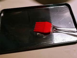 10、广州肠粉,肠粉盘中刷一层食用油 以防粘连