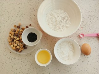 1、#家有烤箱#榛仁酥～酥到掉渣,首先准备好食材：低筋面粉80克、全麦面粉20克、白糖50克、50克、鸡蛋液20克、榛仁45克、泡打粉5克