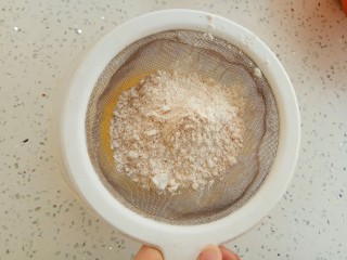 5、#家有烤箱#榛仁酥～酥到掉渣,用过筛器筛入泡打粉、低筋面粉和泡打粉