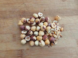 7、#家有烤箱#榛仁酥～酥到掉渣,榛子仁，这是买的炒过的，用刀剁碎