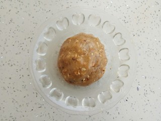9、#家有烤箱#榛仁酥～酥到掉渣,揉拌均匀，如果面团比较干需要再加一点点玉米油，面团湿润一些烤出来比较好吃
