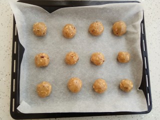 10、#家有烤箱#榛仁酥～酥到掉渣,在分成20克一个小圆团子，这个配方刚好12个圆球