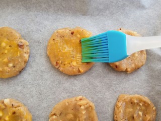 13、#家有烤箱#榛仁酥～酥到掉渣,在榛仁酥上刷上一层鸡蛋液