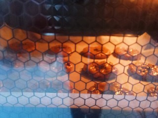 16、#家有烤箱#榛仁酥～酥到掉渣,放入烤箱中层180℃上下20分钟