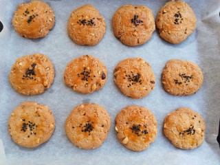 17、#家有烤箱#榛仁酥～酥到掉渣,烤好后取出，晾凉