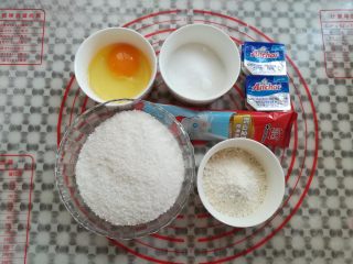 1、黄金椰蓉球,准备好材料和份量