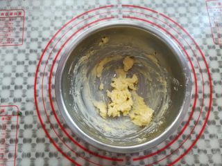 3、黄金椰蓉球, 用打蛋器稍微打发一下