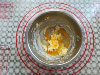 4、黄金椰蓉球,分2次加入鸡蛋液，打发一下